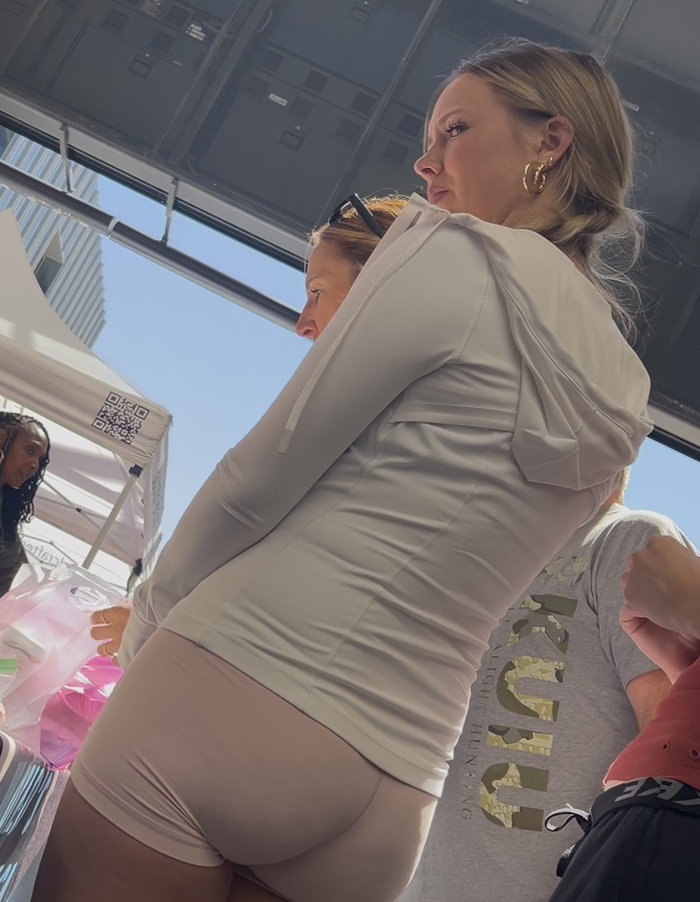 Are the voyeurs in place? - 18+, Girls, Erotic, The photo, Strawberry, Booty, Sexuality, Hips, beauty, Back view, Figure, Long hair, Waist, Bottom view, Body, Voyeurism, Peeping, GIF, Longpost, NSFW