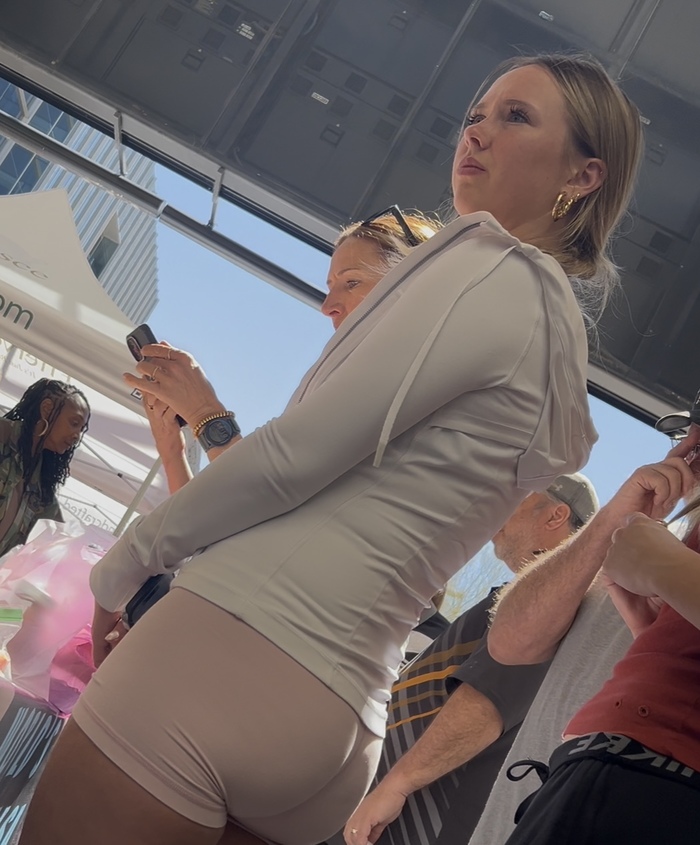 Are the voyeurs in place? - 18+, Girls, Erotic, The photo, Strawberry, Booty, Sexuality, Hips, beauty, Back view, Figure, Long hair, Waist, Bottom view, Body, Voyeurism, Peeping, GIF, Longpost, NSFW