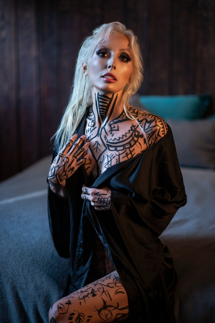Singer Maria gives it to everyone for $10 - 18+, Erotic, Girls, Tan line, Longpost, NSFW