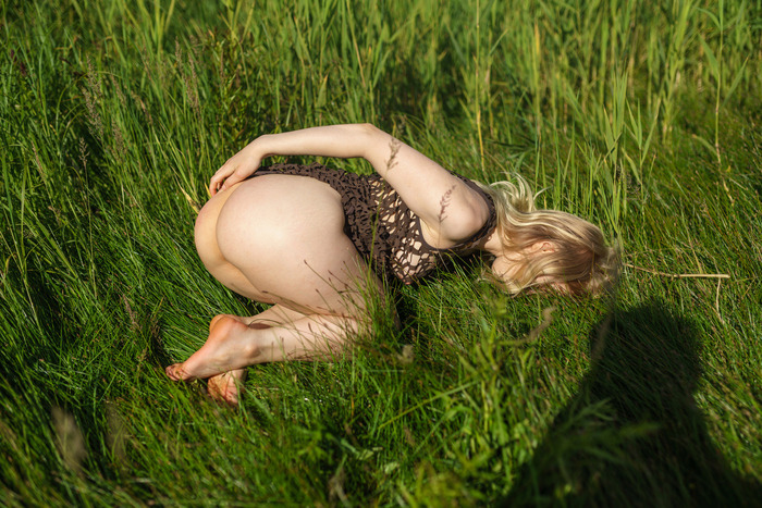 Not naked and not dressed, like in that fairy tale) - 18+, My, Erotic, Booty, Boobs, Blonde, Legs, Feet, Hips, View from above, Nature, wildlife, Net, Grass, Shore, Sand, NSFW